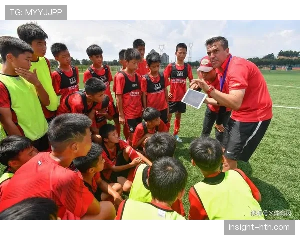 阿德耶米盘带风格引领年轻球员，灵动技巧展示未来足球趋势