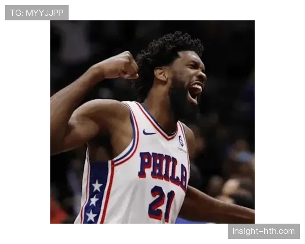 乔尔·恩比德逛菜场拎着名牌袋，旁边阿姨们直接掏手机盯着看